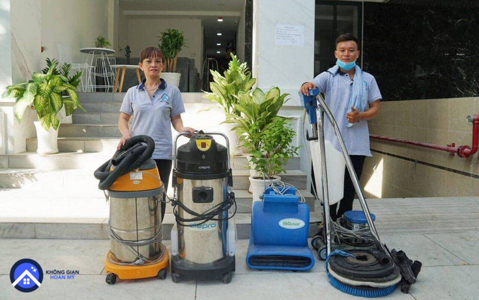 Nhân viên thực hiện vệ sinh công nghiệp Bình Dương